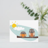 晴れたおもしろい日に枝にフクロウ ポストカード (スタンド正面)