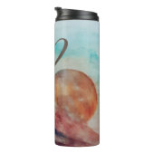 晴れたモノグラムの雲と砂漠の風景 タンブラー (回転右)