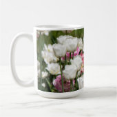 晴れた上に明るい白とピンクのチューリップ コーヒーマグカップ (左)