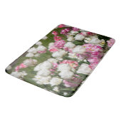 晴れた上に明るい白とピンクのチューリップ バスマット (アングル)