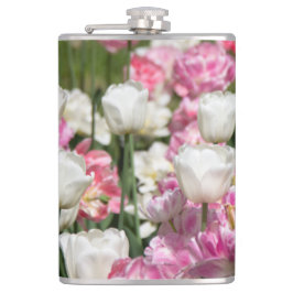 晴れた上に明るい白とピンクのチューリップ フラスク