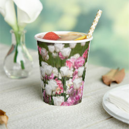 晴れた上に明るい白とピンクのチューリップ 紙コップ
