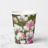 晴れた上に明るい白とピンクのチューリップ 紙コップ (裏面)