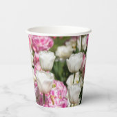 晴れた上に明るい白とピンクのチューリップ 紙コップ (裏面)