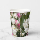 晴れた上に明るい白とピンクのチューリップ 紙コップ (右)