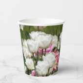 晴れた上に明るい白とピンクのチューリップ 紙コップ (正面)