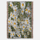 晴れた夏の日に牛の目のデイジーの畑 スローブランケット (正面縦)