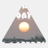 晴れた日と夜の願いのある黄金の夕日 三角形シール (正面)