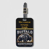 晴れた日に動物の世話をするバイソン農家 ラゲッジタグ (正面縦)