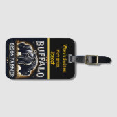 晴れた日に動物の世話をするバイソン農家 ラゲッジタグ (正面横)