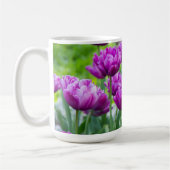 晴れた日に明るい薄紫チューリップ コーヒーマグカップ (左)
