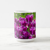 晴れた日に明るい薄紫チューリップ コーヒーマグカップ (中央)