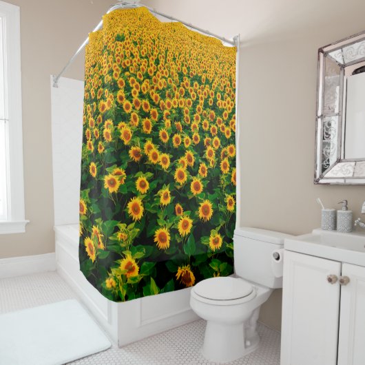 晴れた日に明るい黄色のひまわりがあるフィールド。 シャワーカーテン (インサイチュ)