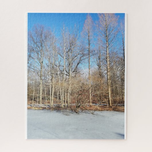 晴れた日に雪が降る冬の森 ジグソーパズル (縦)