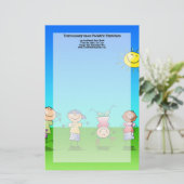 晴れた日のアウトドアを遊んでいる子供 便箋 (スタンド正面)