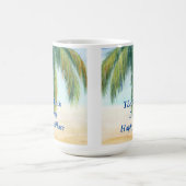 晴れた日のビーチのヤシの木 コーヒーマグカップ (中央)