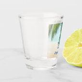 晴れた日のビーチのヤシの木 ショットグラス (左)