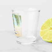 晴れた日のビーチのヤシの木 ショットグラス (右)