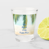 晴れた日のビーチのヤシの木 ショットグラス (正面)