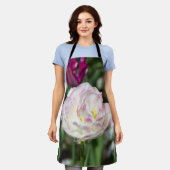 晴れた日の明るいピンクのチューリップ エプロン (着用した状態)