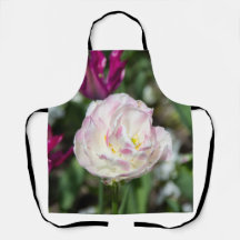 晴れた日の明るいピンクのチューリップ