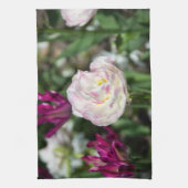 晴れた日の明るいピンクのチューリップ キッチンタオル (縦)