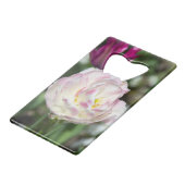 晴れた日の明るいピンクのチューリップ クレジットカード栓抜き (正面アングル)