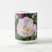晴れた日の明るいピンクのチューリップ コーヒーマグカップ (中央)
