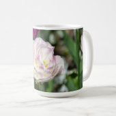晴れた日の明るいピンクのチューリップ コーヒーマグカップ (正面右)