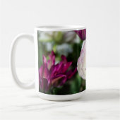 晴れた日の明るいピンクのチューリップ コーヒーマグカップ (左)