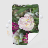 晴れた日の明るいピンクのチューリップ ゴルフタオル (インサイチュ)