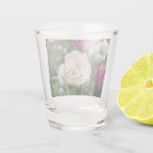 晴れた日の明るいピンクのチューリップ ショットグラス (裏面)
