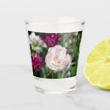 晴れた日の明るいピンクのチューリップ