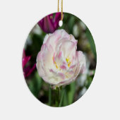 晴れた日の明るいピンクのチューリップ セラミックオーナメント (右)