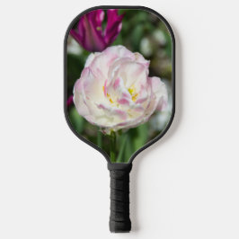 晴れた日の明るいピンクのチューリップ ピックルボールラケット