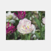 晴れた日の明るいピンクのチューリップ フリースブランケット (正面(横))