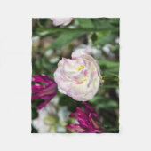 晴れた日の明るいピンクのチューリップ フリースブランケット (正面)