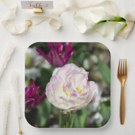 晴れた日の明るいピンクのチューリップ ペーパープレート