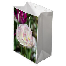 晴れた日の明るいピンクのチューリップ