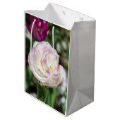 晴れた日の明るいピンクのチューリップ ミディアムペーパーバッグ (裏面アングル)