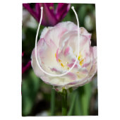 晴れた日の明るいピンクのチューリップ ミディアムペーパーバッグ (正面)