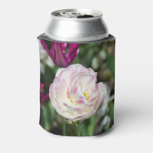 晴れた日の明るいピンクのチューリップ 缶クーラー (缶裏面)