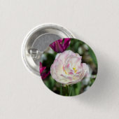 晴れた日の明るいピンクのチューリップ 缶バッジ (正面&裏面)