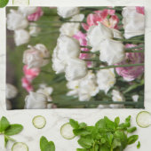 晴れた日の明るい白とピンクのチューリップ キッチンタオル (折り畳み)