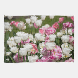 晴れた日の明るい白とピンクのチューリップ キッチンタオル