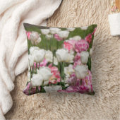 晴れた日の明るい白とピンクのチューリップ クッション (ブランケット)