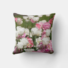 晴れた日の明るい白とピンクのチューリップ クッション