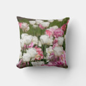 晴れた日の明るい白とピンクのチューリップ クッション (正面)