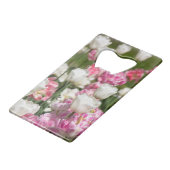 晴れた日の明るい白とピンクのチューリップ クレジットカード栓抜き (正面アングル)