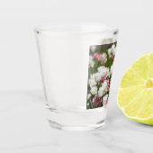 晴れた日の明るい白とピンクのチューリップ ショットグラス (左)